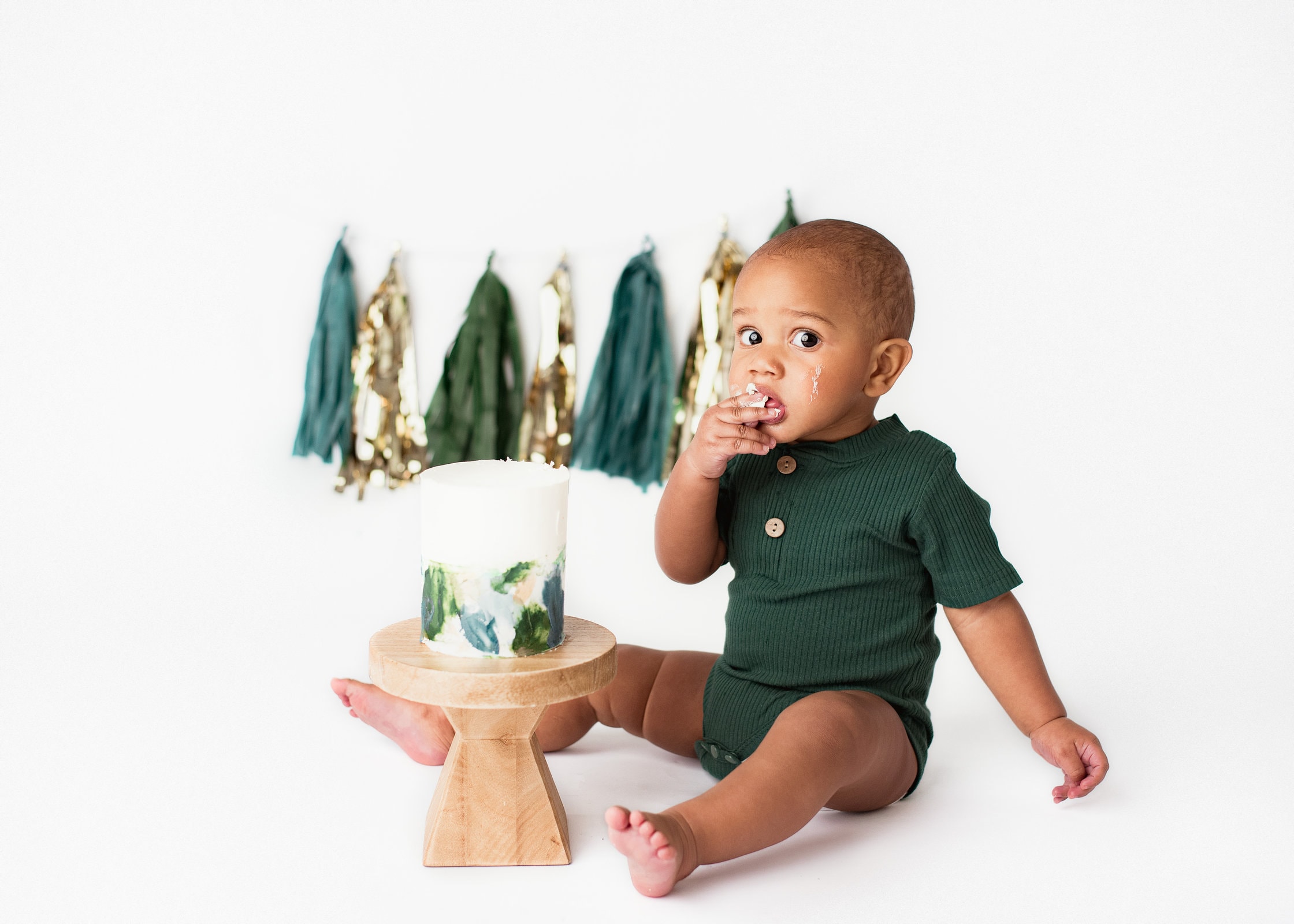 lincoln nebraska cake smash photographer, first birthday photography nebraska, first birthday ideas, green boy first birthday