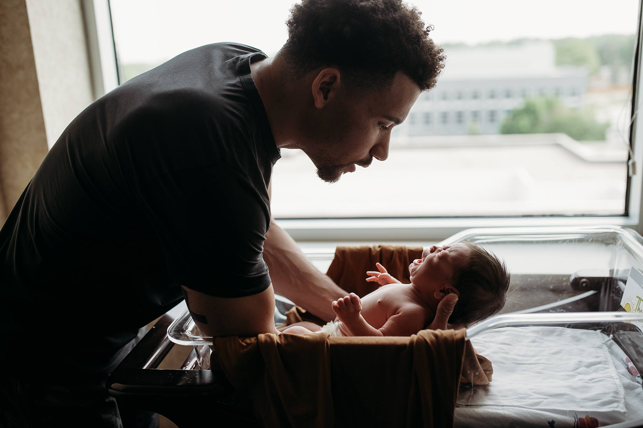 fresh 48 photography nebraska, bryan east labor and delivery photography, lincoln nebraska newborn photographer, newborn photography lincoln ne, dad posed with baby fresh after delivery in postpartum room at bryan east.