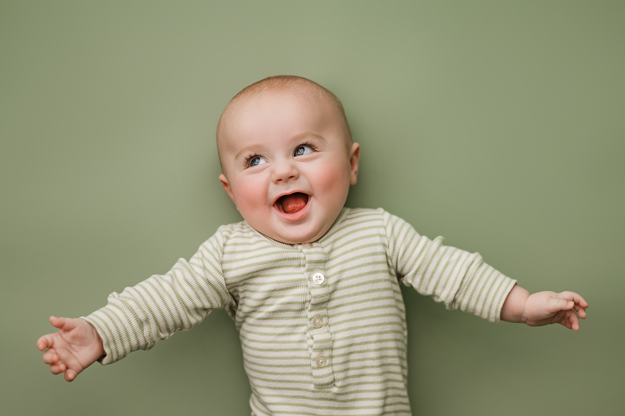 lincoln milestone photography, baby photographer, baby boy in green for milestone session, 9 month photography