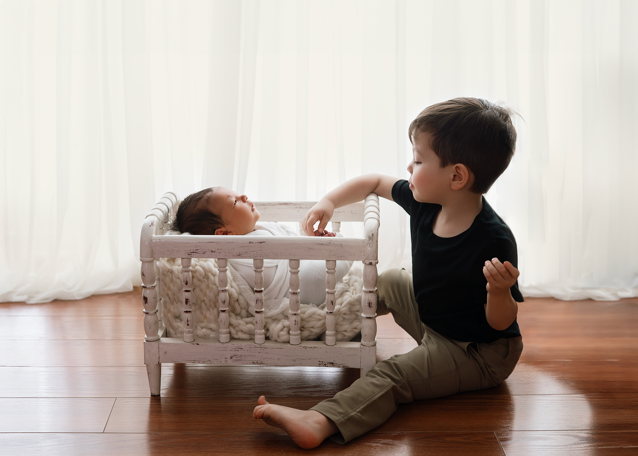 best newborn photographer in nebraska, brother and newborn boy poses, sibling poses photography